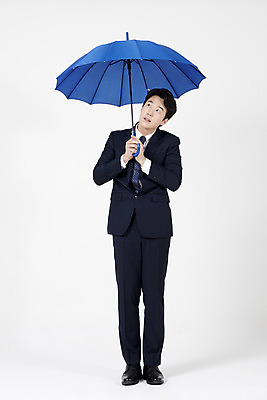 포토 JPG 스튜디오촬영 전신 응시 남자 우산 실내 한명 서기 들기 누끼 정장 성인 앞모습 여름 30대 한국인 비즈니스맨 흰배경 장마 호우 성인남자한명만 호우주의보 국지성호우 국내포토 1 시선 옷 계절 뷰포인트 백그라운드 비즈니스 모션 사람 동양인 내부 장년 흰색 직장인 비_날씨 자연재해 남자한명만 성인남자만 파일형식