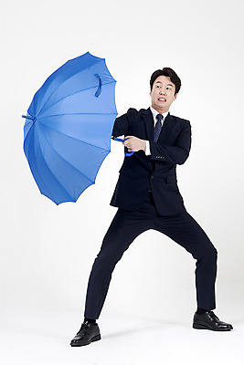 포토 JPG 스튜디오촬영 전신 남자 우산 바람 실내 한명 서기 들기 누끼 정장 성인 앞모습 여름 30대 한국인 비즈니스맨 찡그림 흰배경 장마 태풍 비바람 호우 성인남자한명만 호우주의보 국지성호우 국내포토 자연요소 1 옷 계절 뷰포인트 백그라운드 비즈니스 모션 날씨 표정 사람 동양인 내부 장년 흰색 직장인 비_날씨 자연재해 남자한명만 성인남자만 파일형식