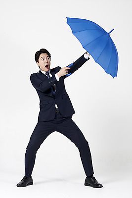 포토 JPG 스튜디오촬영 전신 남자 우산 바람 실내 한명 서기 들기 누끼 정장 성인 앞모습 여름 30대 한국인 비즈니스맨 흰배경 장마 태풍 비바람 호우 성인남자한명만 호우주의보 국지성호우 국내포토 자연요소 1 옷 계절 뷰포인트 백그라운드 비즈니스 모션 날씨 사람 동양인 내부 장년 흰색 직장인 비_날씨 자연재해 남자한명만 성인남자만 파일형식