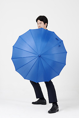 포토 JPG 스튜디오촬영 전신 남자 우산 바람 실내 한명 서기 들기 누끼 정장 성인 앞모습 여름 30대 한국인 비즈니스맨 찡그림 흰배경 장마 태풍 비바람 호우 성인남자한명만 호우주의보 국지성호우 국내포토 자연요소 1 옷 계절 뷰포인트 백그라운드 비즈니스 모션 날씨 표정 사람 동양인 내부 장년 흰색 직장인 비_날씨 자연재해 남자한명만 성인남자만 파일형식
