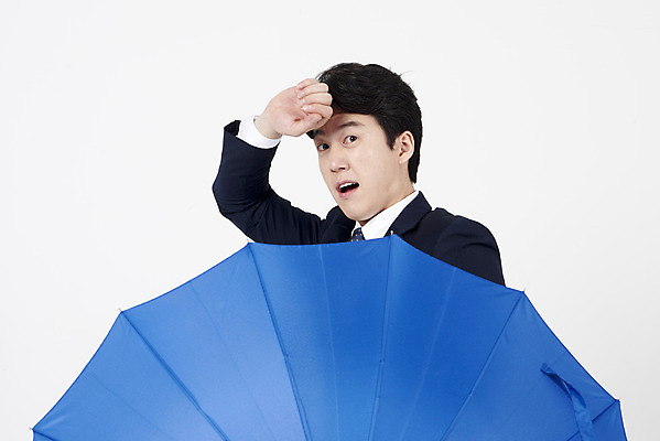 포토 JPG 스튜디오촬영 남자 우산 바람 실내 한명 서기 들기 누끼 정장 상반신 성인 옆모습 여름 30대 한국인 비즈니스맨 흰배경 장마 태풍 비바람 호우 성인남자한명만 호우주의보 국지성호우 국내포토 자연요소 1 옷 계절 뷰포인트 백그라운드 비즈니스 모션 날씨 사람 동양인 내부 장년 흰색 직장인 비_날씨 자연재해 남자한명만 성인남자만 파일형식