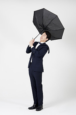 포토 JPG 스튜디오촬영 전신 남자 우산 바람 실내 한명 서기 들기 누끼 정장 성인 옆모습 여름 30대 한국인 비즈니스맨 흰배경 장마 태풍 비바람 호우 성인남자한명만 호우주의보 국지성호우 국내포토 자연요소 1 옷 계절 뷰포인트 백그라운드 비즈니스 모션 날씨 사람 동양인 내부 장년 흰색 직장인 비_날씨 자연재해 남자한명만 성인남자만 파일형식