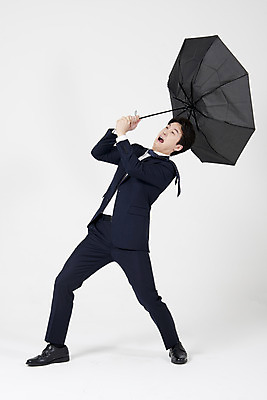 포토 JPG 스튜디오촬영 전신 남자 우산 바람 실내 한명 서기 들기 누끼 정장 성인 옆모습 여름 30대 한국인 비즈니스맨 흰배경 장마 태풍 비바람 호우 성인남자한명만 호우주의보 국지성호우 국내포토 자연요소 1 옷 계절 뷰포인트 백그라운드 비즈니스 모션 날씨 사람 동양인 내부 장년 흰색 직장인 비_날씨 자연재해 남자한명만 성인남자만 파일형식