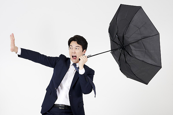 포토 JPG 스튜디오촬영 남자 우산 바람 실내 한명 서기 들기 누끼 정장 상반신 성인 앞모습 여름 30대 한국인 비즈니스맨 찡그림 흰배경 장마 태풍 손뻗기 비바람 호우 성인남자한명만 호우주의보 국지성호우 국내포토 자연요소 1 옷 계절 뷰포인트 백그라운드 비즈니스 모션 날씨 표정 사람 동양인 내부 장년 흰색 직장인 비_날씨 자연재해 남자한명만 성인남자만 파일형식