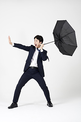 포토 JPG 스튜디오촬영 전신 남자 우산 바람 실내 한명 서기 들기 누끼 정장 성인 앞모습 여름 30대 한국인 비즈니스맨 찡그림 흰배경 장마 태풍 손뻗기 비바람 호우 성인남자한명만 호우주의보 국지성호우 국내포토 자연요소 1 옷 계절 뷰포인트 백그라운드 비즈니스 모션 날씨 표정 사람 동양인 내부 장년 흰색 직장인 비_날씨 자연재해 남자한명만 성인남자만 파일형식