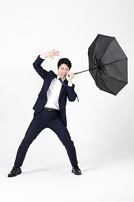 포토 JPG 스튜디오촬영 전신 남자 우산 바람 실내 한명 서기 들기 누끼 정장 성인 앞모습 여름 30대 한국인 비즈니스맨 찡그림 흰배경 장마 태풍 비바람 호우 성인남자한명만 호우주의보 국지성호우 국내포토 자연요소 1 옷 계절 뷰포인트 백그라운드 비즈니스 모션 날씨 표정 사람 동양인 내부 장년 흰색 직장인 비_날씨 자연재해 남자한명만 성인남자만 파일형식