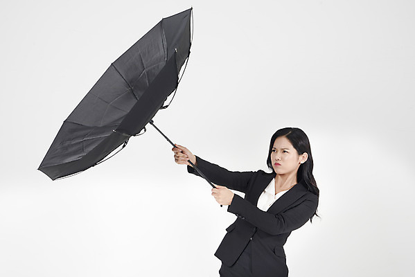 포토 JPG 스튜디오촬영 여자 우산 바람 실내 한명 서기 들기 누끼 정장 상반신 20대 성인 옆모습 여름 한국인 비즈니스우먼 찡그림 흰배경 장마 태풍 비바람 호우 성인여자한명만 호우주의보 국지성호우 국내포토 자연요소 1 옷 계절 뷰포인트 백그라운드 비즈니스 모션 날씨 표정 사람 동양인 청년 내부 흰색 직장인 비_날씨 자연재해 여자한명만 성인여자만 파일형식