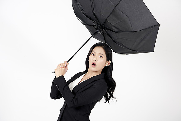 포토 JPG 스튜디오촬영 여자 우산 바람 실내 한명 서기 들기 누끼 정장 상반신 20대 성인 옆모습 여름 놀람 한국인 비즈니스우먼 흰배경 장마 태풍 비바람 호우 성인여자한명만 호우주의보 국지성호우 국내포토 자연요소 1 옷 계절 감정 뷰포인트 백그라운드 비즈니스 모션 날씨 표정 사람 동양인 청년 내부 흰색 직장인 비_날씨 자연재해 여자한명만 성인여자만 파일형식