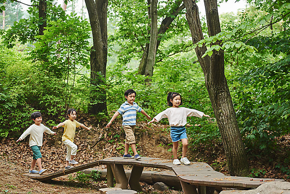 포토 JPG 주간 전신 나무 공원 여자 남자 어린이라이프 초등학생 어린이 자연 팔벌리기 함께함 아웃도어 미소 사람 소녀 소년 여러명 야외 앞모습 여름 친구 걷기 한국인 체험학습 체험 숲속 숲 즐거움 용인 휴양림 어린이만 국내포토 자연요소 식물 학생 라이프스타일 계절 공공시설 감정 뷰포인트 다수 컨셉 관계 모션 표정 동양인 생태계 경기도 파일형식