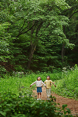 포토 JPG 주간 전신 나무 공원 여자 어린이라이프 초등학생 어린이 자연 팔벌리기 함께함 아웃도어 서기 사람 소녀 야외 두명 앞모습 여름 친구 한국인 체험학습 체험 숲속 숲 공기 용인 휴양림 소녀만 미세먼지 국내포토 자연요소 식물 학생 라이프스타일 계절 공공시설 뷰포인트 컨셉 관계 모션 동양인 생태계 먼지 경기도 여자만 어린이만 파일형식