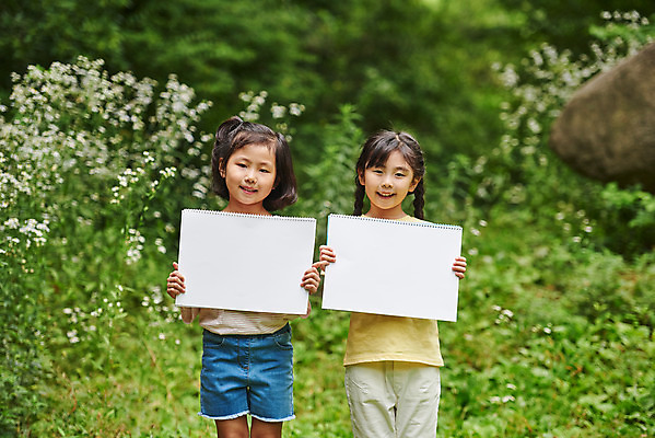 포토 JPG 주간 나무 공원 여자 교육 어린이라이프 초등학생 어린이 자연 아웃도어 미술 서기 웃음 들기 사람 소녀 상반신 야외 두명 앞모습 여름 친구 한국인 체험학습 체험 숲속 숲 스케치북 즐거움 그림 용인 휴양림 소녀만 국내포토 자연요소 식물 학생 라이프스타일 계절 공공시설 감정 뷰포인트 컨셉 관계 모션 문화예술 학용품 표정 동양인 생태계 경기도 여자만 어린이만 파일형식