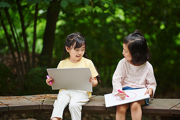 포토 JPG 주간 나무 응시 공원 여자 교육 어린이라이프 초등학생 어린이 자연 함께함 아웃도어 미술 미소 들기 사람 앉기 소녀 상반신 야외 두명 앞모습 여름 친구 마주보기 한국인 체험학습 체험 그리기 숲속 숲 스케치북 즐거움 그림 용인 휴양림 소녀만 국내포토 자연요소 식물 학생 라이프스타일 시선 계절 공공시설 감정 뷰포인트 컨셉 관계 모션 문화예술 학용품 표정 동양인 생태계 경기도 여자만 어린이만 파일형식