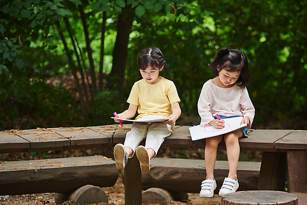 포토 JPG 주간 전신 나무 공원 여자 교육 어린이라이프 초등학생 어린이 자연 함께함 아웃도어 미술 사람 앉기 소녀 야외 두명 앞모습 여름 친구 한국인 체험학습 체험 그리기 숲속 숲 집중 스케치북 그림 용인 휴양림 소녀만 국내포토 자연요소 식물 학생 라이프스타일 계절 공공시설 뷰포인트 컨셉 관계 모션 문화예술 학용품 동양인 생태계 경기도 여자만 어린이만 파일형식