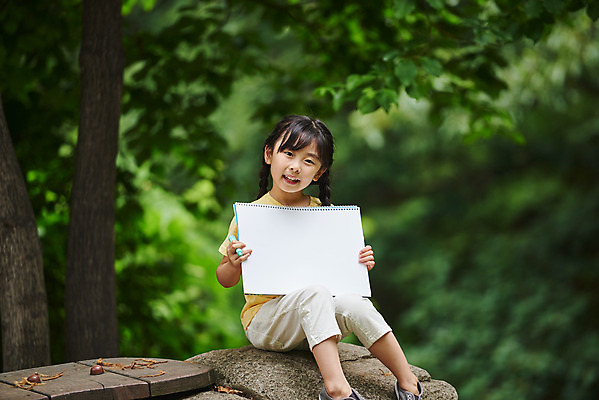 포토 JPG 주간 나무 공원 여자 교육 어린이라이프 초등학생 어린이 자연 아웃도어 미술 한명 들기 사람 앉기 소녀 상반신 야외 앞모습 여름 한국인 체험학습 체험 그리기 숲속 숲 스케치북 그림 용인 휴양림 소녀한명만 국내포토 자연요소 식물 1 학생 라이프스타일 계절 공공시설 뷰포인트 컨셉 모션 문화예술 학용품 동양인 생태계 경기도 여자한명만 소녀만 파일형식