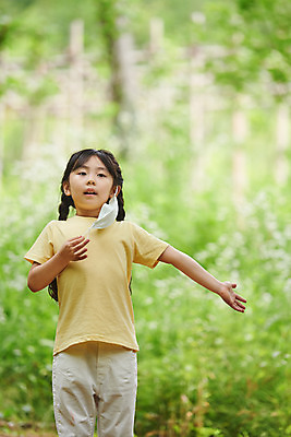 포토 JPG 주간 나무 공원 여자 어린이라이프 초등학생 어린이 의자 자연 아웃도어 마스크 한명 서기 사람 소녀 상반신 야외 앞모습 여름 한국인 체험학습 체험 숲속 숲 공기 용인 휴양림 소녀한명만 미세먼지 국내포토 자연요소 식물 1 학생 라이프스타일 계절 공공시설 뷰포인트 가구 컨셉 모션 동양인 생태계 먼지 경기도 여자한명만 소녀만 파일형식