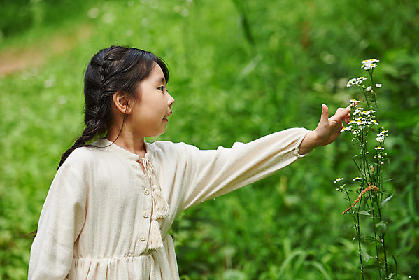 포토 JPG 주간 나무 공원 여자 꽃 어린이라이프 초등학생 어린이 자연 나뭇잎 아웃도어 한명 서기 웃음 사람 소녀 상반신 야외 앞모습 여름 만지기 한국인 체험학습 체험 숲속 숲 즐거움 용인 휴양림 소녀한명만 국내포토 자연요소 식물 1 학생 라이프스타일 계절 공공시설 감정 뷰포인트 컨셉 잎 모션 표정 동양인 생태계 경기도 여자한명만 소녀만 파일형식