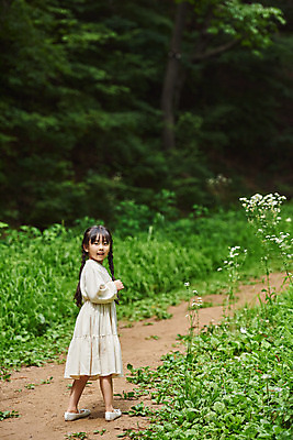 포토 JPG 주간 전신 나무 공원 여자 어린이라이프 초등학생 어린이 자연 아웃도어 한명 서기 웃음 사람 소녀 야외 뒷모습 여름 한국인 체험학습 체험 뒤돌아보기 숲속 숲 즐거움 용인 휴양림 소녀한명만 국내포토 자연요소 식물 1 학생 라이프스타일 계절 공공시설 감정 뷰포인트 컨셉 모션 표정 동양인 생태계 경기도 여자한명만 소녀만 파일형식