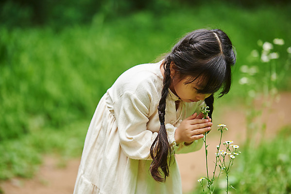 포토 JPG 주간 나무 공원 여자 꽃 어린이라이프 초등학생 어린이 자연 나뭇잎 아웃도어 한명 서기 사람 소녀 상반신 야외 옆모습 여름 한국인 체험학습 체험 숲속 숲 호기심 향기 용인 휴양림 소녀한명만 국내포토 자연요소 식물 1 학생 라이프스타일 계절 공공시설 감정 뷰포인트 컨셉 잎 모션 동양인 생태계 냄새 경기도 여자한명만 소녀만 파일형식