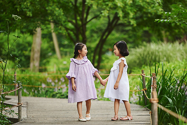 포토 JPG 주간 전신 나무 공원 여자 꽃 어린이라이프 초등학생 어린이 자연 함께함 아웃도어 미소 사람 소녀 야외 두명 앞모습 여름 친구 마주보기 걷기 손잡기 우정 한국인 체험학습 체험 숲속 숲 즐거움 용인 휴양림 소녀만 국내포토 자연요소 식물 학생 라이프스타일 계절 공공시설 감정 뷰포인트 컨셉 관계 모션 표정 동양인 생태계 경기도 여자만 어린이만 파일형식