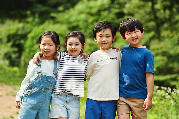 포토 자연요소 식물 학생 라이프스타일 계절 공공시설 여자 남자 감정 어린이 뷰포인트 포즈 다수 컨셉 관계 모션 자연 표정 사람 동양인 체험 숲 생태계 경기도 파일형식 JPG 용인 여름 한국인 휴양림 공원 나무 아웃도어 초등학생 친구 웃음 서기 앞모습 상반신 어깨동무 소녀 소년 여러명 체험학습 숲속 주간 야외 어린이만 즐거움 함께함 어린이라이프 국내포토