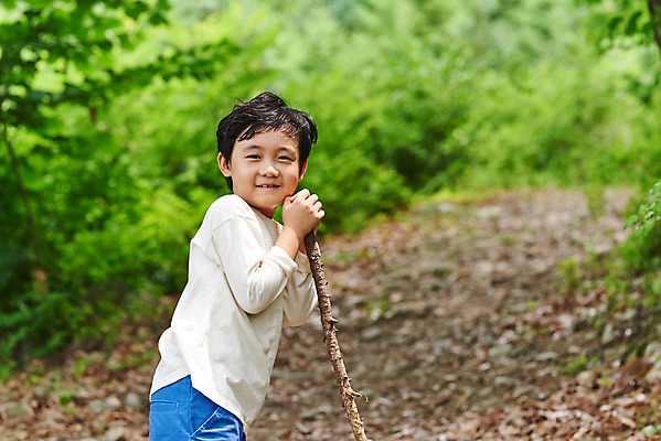 포토 JPG 주간 나무 공원 남자 어린이라이프 초등학생 어린이 자연 지팡이 아웃도어 한명 서기 웃음 사람 소년 상반신 야외 옆모습 여름 한국인 잡기 체험학습 체험 숲속 숲 즐거움 용인 휴양림 소년한명만 국내포토 자연요소 식물 1 학생 라이프스타일 계절 공공시설 감정 뷰포인트 컨셉 모션 표정 동양인 생태계 경기도 남자한명만 소년만 파일형식