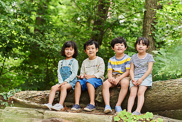 포토 JPG 주간 전신 나무 공원 여자 남자 어린이라이프 초등학생 어린이 자연 함께함 아웃도어 웃음 사람 앉기 소녀 소년 여러명 야외 앞모습 여름 친구 한국인 체험학습 체험 숲속 숲 즐거움 용인 휴양림 어린이만 국내포토 자연요소 식물 학생 라이프스타일 계절 공공시설 감정 뷰포인트 다수 컨셉 관계 모션 표정 동양인 생태계 경기도 파일형식