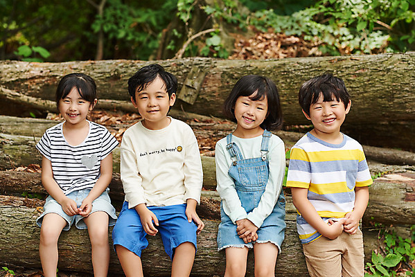 포토 JPG 주간 나무 공원 여자 남자 어린이라이프 초등학생 어린이 자연 함께함 아웃도어 웃음 사람 앉기 소녀 소년 여러명 상반신 야외 앞모습 여름 친구 한국인 체험학습 체험 숲속 숲 즐거움 용인 휴양림 어린이만 국내포토 자연요소 식물 학생 라이프스타일 계절 공공시설 감정 뷰포인트 다수 컨셉 관계 모션 표정 동양인 생태계 경기도 파일형식