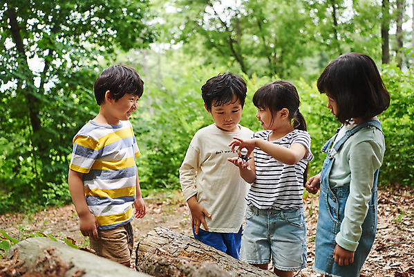 포토 JPG 주간 나무 공원 여자 남자 어린이라이프 초등학생 어린이 곤충 자연 함께함 아웃도어 미소 사람 소녀 소년 여러명 상반신 야외 앞모습 옆모습 여름 친구 한국인 관찰 체험학습 체험 숲속 숲 수집 즐거움 용인 장수풍뎅이 휴양림 어린이만 국내포토 자연요소 식물 동물 학생 라이프스타일 계절 공공시설 감정 뷰포인트 다수 컨셉 관계 모션 표정 동양인 생태계 경기도 파일형식