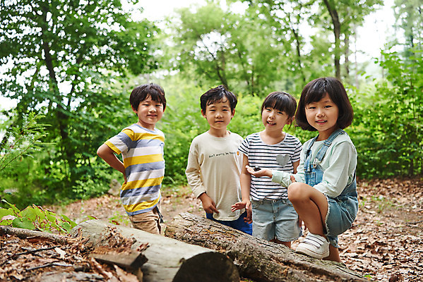 포토 JPG 주간 나무 공원 여자 남자 어린이라이프 초등학생 어린이 곤충 자연 함께함 아웃도어 미소 사람 소녀 소년 여러명 상반신 야외 앞모습 옆모습 여름 친구 한국인 관찰 체험학습 체험 숲속 숲 수집 즐거움 용인 장수풍뎅이 휴양림 어린이만 국내포토 자연요소 식물 동물 학생 라이프스타일 계절 공공시설 감정 뷰포인트 다수 컨셉 관계 모션 표정 동양인 생태계 경기도 파일형식
