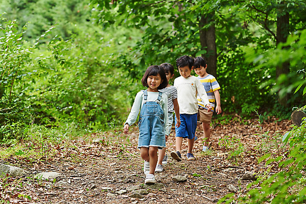 포토 JPG 주간 전신 나무 공원 여자 남자 어린이라이프 초등학생 어린이 자연 함께함 아웃도어 서기 미소 사람 소녀 소년 여러명 야외 앞모습 여름 친구 걷기 한국인 체험학습 체험 숲속 숲 즐거움 용인 휴양림 어린이만 국내포토 자연요소 식물 학생 라이프스타일 계절 공공시설 감정 뷰포인트 다수 컨셉 관계 모션 표정 동양인 생태계 경기도 파일형식