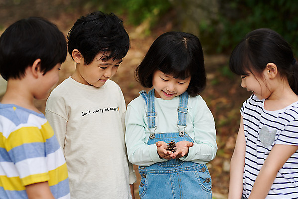 포토 JPG 주간 나무 공원 여자 남자 어린이라이프 초등학생 어린이 자연 함께함 아웃도어 서기 미소 들기 사람 소녀 소년 여러명 상반신 야외 앞모습 옆모습 여름 친구 한국인 관찰 체험학습 체험 숲속 숲 즐거움 솔방울 용인 휴양림 어린이만 국내포토 자연요소 식물 학생 라이프스타일 계절 공공시설 감정 뷰포인트 다수 컨셉 관계 모션 표정 동양인 생태계 경기도 파일형식