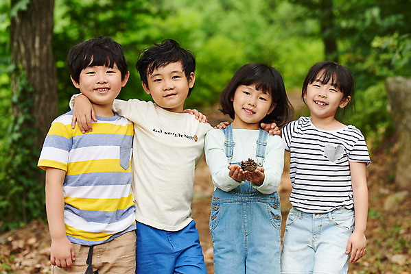 포토 JPG 주간 나무 공원 여자 남자 어린이라이프 초등학생 어린이 자연 어깨동무 함께함 아웃도어 서기 웃음 들기 사람 소녀 소년 여러명 상반신 야외 앞모습 여름 친구 한국인 체험학습 체험 숲속 숲 즐거움 솔방울 용인 휴양림 어린이만 국내포토 자연요소 식물 학생 라이프스타일 계절 공공시설 감정 뷰포인트 포즈 다수 컨셉 관계 모션 표정 동양인 생태계 경기도 파일형식