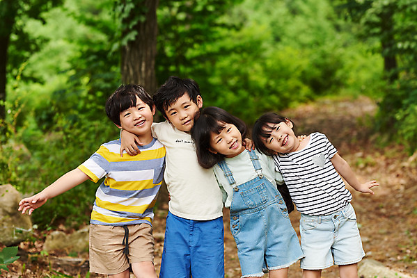 포토 JPG 주간 나무 공원 여자 남자 어린이라이프 초등학생 어린이 자연 어깨동무 함께함 아웃도어 서기 웃음 사람 소녀 소년 여러명 상반신 야외 앞모습 여름 친구 한국인 체험학습 체험 숲속 숲 즐거움 용인 휴양림 어린이만 국내포토 자연요소 식물 학생 라이프스타일 계절 공공시설 감정 뷰포인트 포즈 다수 컨셉 관계 모션 표정 동양인 생태계 경기도 파일형식