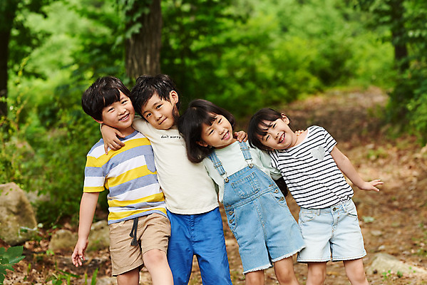 포토 JPG 주간 나무 공원 여자 남자 어린이라이프 초등학생 어린이 자연 어깨동무 함께함 아웃도어 서기 웃음 사람 소녀 소년 여러명 상반신 야외 앞모습 여름 친구 한국인 체험학습 체험 숲속 숲 즐거움 용인 휴양림 어린이만 국내포토 자연요소 식물 학생 라이프스타일 계절 공공시설 감정 뷰포인트 포즈 다수 컨셉 관계 모션 표정 동양인 생태계 경기도 파일형식