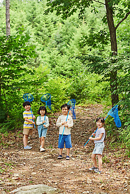 포토 JPG 주간 전신 나무 공원 여자 남자 어린이라이프 초등학생 어린이 곤충 자연 함께함 아웃도어 미소 들기 사람 소녀 소년 여러명 야외 앞모습 여름 친구 걷기 한국인 관찰 체험학습 체험 숲속 숲 수집 즐거움 채집망 용인 휴양림 어린이만 국내포토 자연요소 식물 동물 학생 라이프스타일 계절 공공시설 감정 뷰포인트 다수 컨셉 관계 모션 표정 동양인 생태계 경기도 파일형식