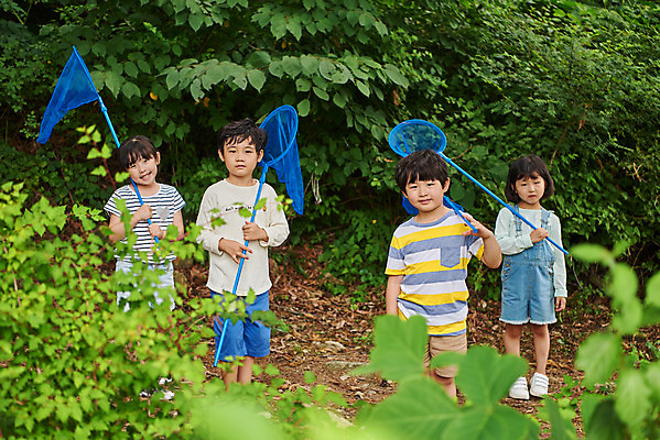 포토 JPG 주간 전신 나무 공원 여자 남자 어린이라이프 초등학생 어린이 곤충 자연 함께함 아웃도어 미소 들기 사람 소녀 소년 여러명 상반신 야외 앞모습 여름 친구 걷기 한국인 관찰 체험학습 체험 숲속 숲 수집 즐거움 채집망 용인 휴양림 어린이만 국내포토 자연요소 식물 동물 학생 라이프스타일 계절 공공시설 감정 뷰포인트 다수 컨셉 관계 모션 표정 동양인 생태계 경기도 파일형식