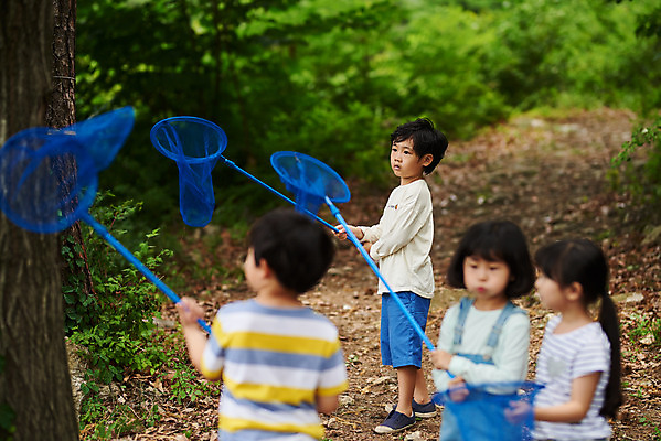 포토 JPG 주간 전신 나무 공원 여자 남자 어린이라이프 초등학생 어린이 곤충 자연 함께함 아웃도어 들기 사람 소녀 소년 여러명 상반신 야외 앞모습 뒷모습 여름 친구 걷기 한국인 관찰 체험학습 체험 숲속 숲 수집 즐거움 호기심 채집망 용인 휴양림 어린이만 국내포토 자연요소 식물 동물 학생 라이프스타일 계절 공공시설 감정 뷰포인트 다수 컨셉 관계 모션 동양인 생태계 경기도 파일형식