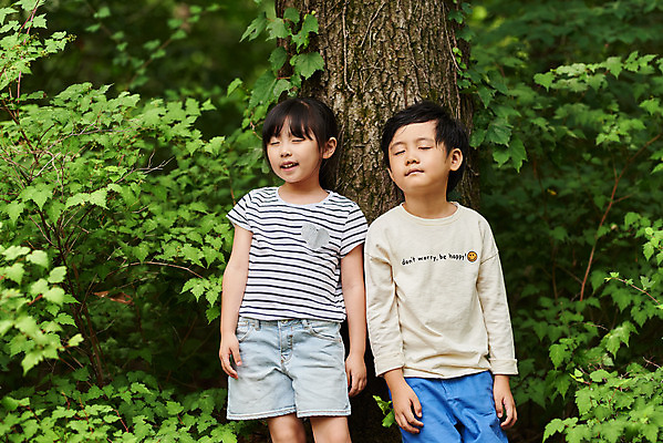 포토 JPG 주간 나무 공원 여자 남자 어린이라이프 초등학생 어린이 자연 아웃도어 서기 웃음 사람 소녀 소년 상반신 야외 두명 앞모습 여름 친구 눈감음 기댐 한국인 체험학습 체험 숲속 숲 즐거움 공기 용인 휴양림 국내포토 자연요소 식물 학생 라이프스타일 계절 공공시설 감정 뷰포인트 컨셉 관계 모션 표정 동양인 생태계 경기도 파일형식