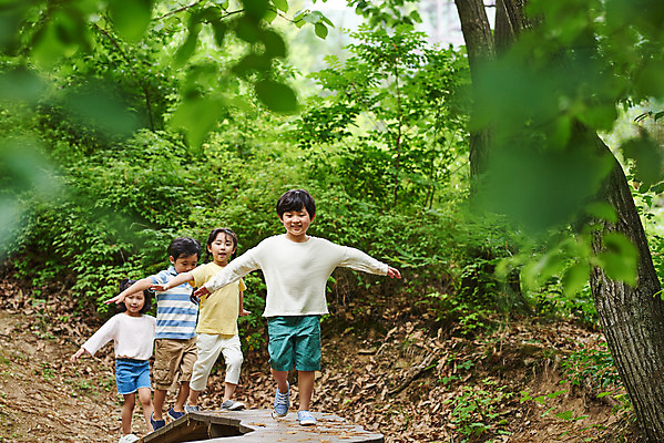 포토 JPG 주간 전신 나무 공원 여자 남자 어린이라이프 초등학생 어린이 자연 팔벌리기 함께함 아웃도어 미소 사람 소녀 소년 여러명 야외 앞모습 여름 친구 걷기 한국인 체험학습 체험 숲속 숲 즐거움 용인 휴양림 어린이만 국내포토 자연요소 식물 학생 라이프스타일 계절 공공시설 감정 뷰포인트 다수 컨셉 관계 모션 표정 동양인 생태계 경기도 파일형식