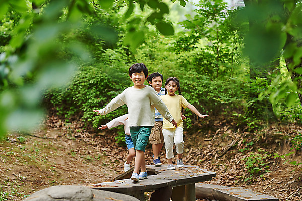 포토 JPG 주간 전신 나무 공원 여자 남자 어린이라이프 초등학생 어린이 자연 팔벌리기 함께함 아웃도어 미소 사람 소녀 소년 여러명 야외 앞모습 여름 친구 걷기 한국인 체험학습 체험 숲속 숲 즐거움 용인 휴양림 어린이만 국내포토 자연요소 식물 학생 라이프스타일 계절 공공시설 감정 뷰포인트 다수 컨셉 관계 모션 표정 동양인 생태계 경기도 파일형식