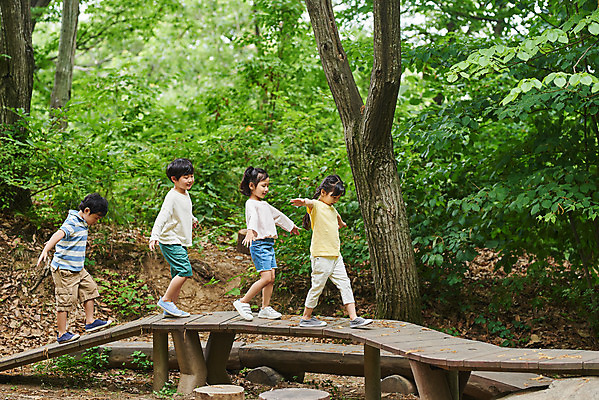 포토 JPG 주간 전신 나무 공원 여자 남자 어린이라이프 초등학생 어린이 자연 팔벌리기 함께함 아웃도어 미소 사람 소녀 소년 여러명 야외 옆모습 여름 친구 걷기 한국인 체험학습 체험 숲속 숲 즐거움 용인 휴양림 어린이만 국내포토 자연요소 식물 학생 라이프스타일 계절 공공시설 감정 뷰포인트 다수 컨셉 관계 모션 표정 동양인 생태계 경기도 파일형식