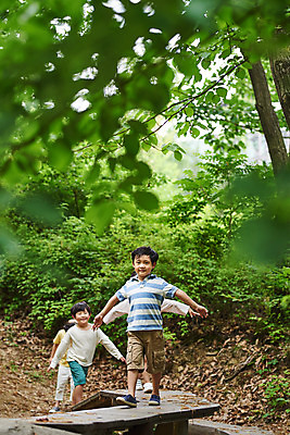 포토 JPG 주간 전신 나무 공원 여자 남자 어린이라이프 초등학생 어린이 자연 팔벌리기 함께함 아웃도어 미소 사람 소녀 소년 여러명 야외 앞모습 여름 친구 걷기 한국인 체험학습 체험 숲속 숲 즐거움 용인 휴양림 어린이만 국내포토 자연요소 식물 학생 라이프스타일 계절 공공시설 감정 뷰포인트 다수 컨셉 관계 모션 표정 동양인 생태계 경기도 파일형식