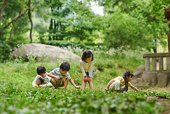 포토 JPG 주간 나무 공원 여자 남자 어린이라이프 초등학생 어린이 자연 함께함 아웃도어 사람 앉기 소녀 소년 여러명 상반신 야외 앞모습 옆모습 여름 친구 한국인 관찰 체험학습 체험 행운 네잎클로버 숲속 숲 즐거움 호기심 용인 휴양림 어린이만 국내포토 자연요소 식물 학생 라이프스타일 계절 공공시설 감정 뷰포인트 다수 컨셉 관계 모션 동양인 클로버 생태계 경기도 파일형식