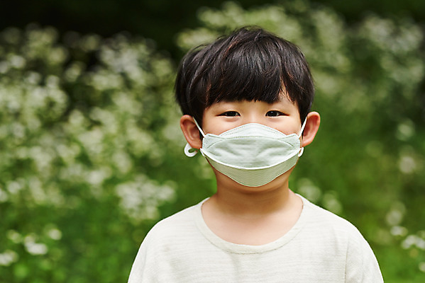 포토 JPG 주간 나무 공원 남자 어린이라이프 초등학생 어린이 자연 아웃도어 마스크 한명 서기 사람 소년 상반신 야외 앞모습 여름 한국인 체험학습 체험 숲속 숲 공기 용인 휴양림 소년한명만 미세먼지 국내포토 자연요소 식물 1 학생 라이프스타일 계절 공공시설 뷰포인트 컨셉 모션 동양인 생태계 먼지 경기도 남자한명만 소년만 파일형식