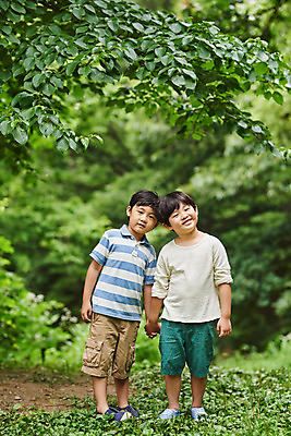 포토 JPG 주간 전신 나무 공원 남자 어린이라이프 초등학생 어린이 자연 아웃도어 서기 웃음 사람 소년 야외 두명 앞모습 여름 친구 손잡기 한국인 체험학습 체험 숲속 숲 즐거움 용인 휴양림 소년만 국내포토 자연요소 식물 학생 라이프스타일 계절 공공시설 감정 뷰포인트 컨셉 관계 모션 표정 동양인 생태계 경기도 남자만 어린이만 파일형식