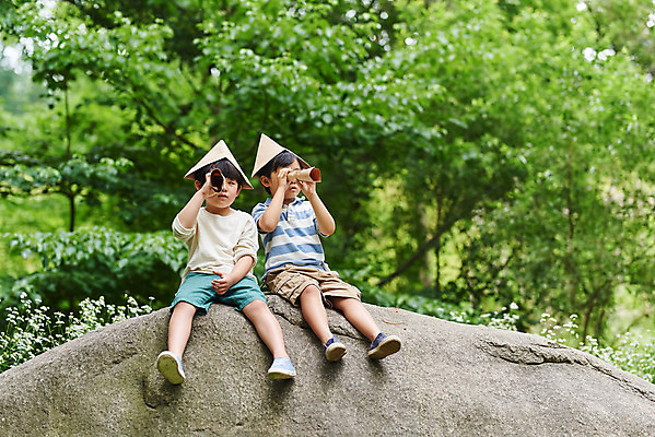 포토 JPG 주간 전신 나무 공원 남자 어린이라이프 초등학생 어린이 장난 자연 놀이 아웃도어 사람 소년 야외 두명 앞모습 여름 친구 한국인 체험학습 체험 숲속 숲 즐거움 해적 용인 휴양림 소년만 국내포토 자연요소 식물 학생 라이프스타일 계절 공공시설 감정 뷰포인트 컨셉 관계 동양인 도둑 생태계 경기도 남자만 어린이만 파일형식