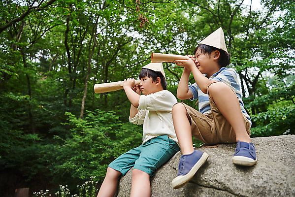 포토 JPG 주간 전신 나무 공원 남자 어린이라이프 초등학생 어린이 장난 자연 놀이 아웃도어 사람 앉기 소년 상반신 야외 두명 앞모습 옆모습 여름 친구 한국인 체험학습 체험 숲속 숲 즐거움 해적 용인 휴양림 소년만 국내포토 자연요소 식물 학생 라이프스타일 계절 공공시설 감정 뷰포인트 컨셉 관계 모션 동양인 도둑 생태계 경기도 남자만 어린이만 파일형식