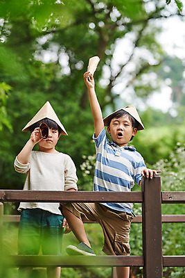 포토 JPG 주간 나무 공원 남자 어린이라이프 초등학생 어린이 장난 자연 놀이 아웃도어 서기 사람 소년 상반신 야외 두명 앞모습 여름 친구 한국인 체험학습 체험 숲속 숲 즐거움 해적 용인 휴양림 소년만 국내포토 자연요소 식물 학생 라이프스타일 계절 공공시설 감정 뷰포인트 컨셉 관계 모션 동양인 도둑 생태계 경기도 남자만 어린이만 파일형식
