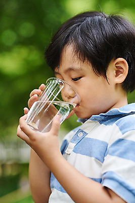 포토 JPG 주간 나무 공원 남자 어린이라이프 초등학생 어린이 자연 아웃도어 한명 들기 사람 소년 상반신 야외 옆모습 물 여름 한국인 체험학습 체험 숲속 숲 물컵 물마시기 용인 휴양림 소년한명만 국내포토 자연요소 식물 1 학생 라이프스타일 계절 공공시설 뷰포인트 컨셉 모션 동양인 컵 마시기 생태계 경기도 남자한명만 소년만 파일형식