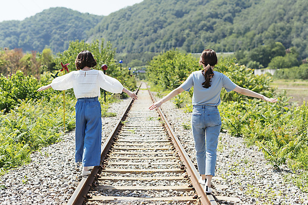 포토 JPG 주간 전신 여자 딸 행복 40대 중년 여행 데이트 가족 모녀 엄마 팔벌리기 휴가 20대 청년 성인 야외 두명 뒷모습 걷기 맑음 봄 기찻길 한국인 자녀 가족라이프 즐거움 효도 효도관광 양평 중심잡기 성인여자만 국내포토 자연요소 라이프스타일 계절 감정 뷰포인트 컨셉 관계 모션 날씨 사람 동양인 경기도 여자만 성인만 파일형식